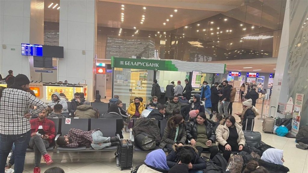 Часть мигрантов вернется домой - Ирак отправил в Беларусь самолет за своими гражданами (ФОТО) 1
