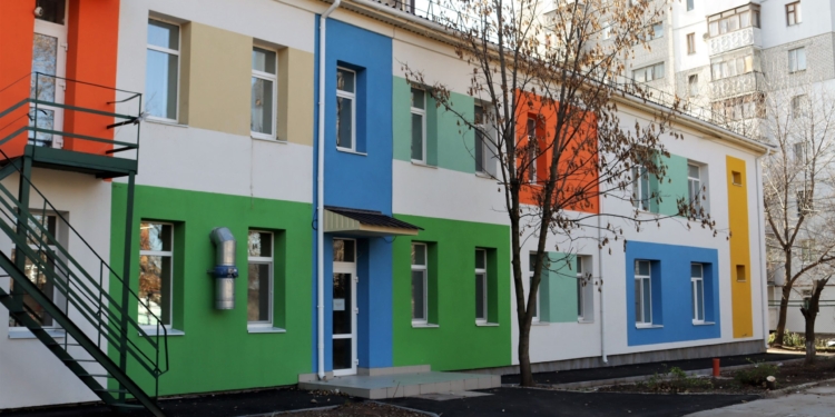 Мэрия Николаева отрапортовала о завершении ремонта фасада детсада, который длился 4 года (ВИДЕО)