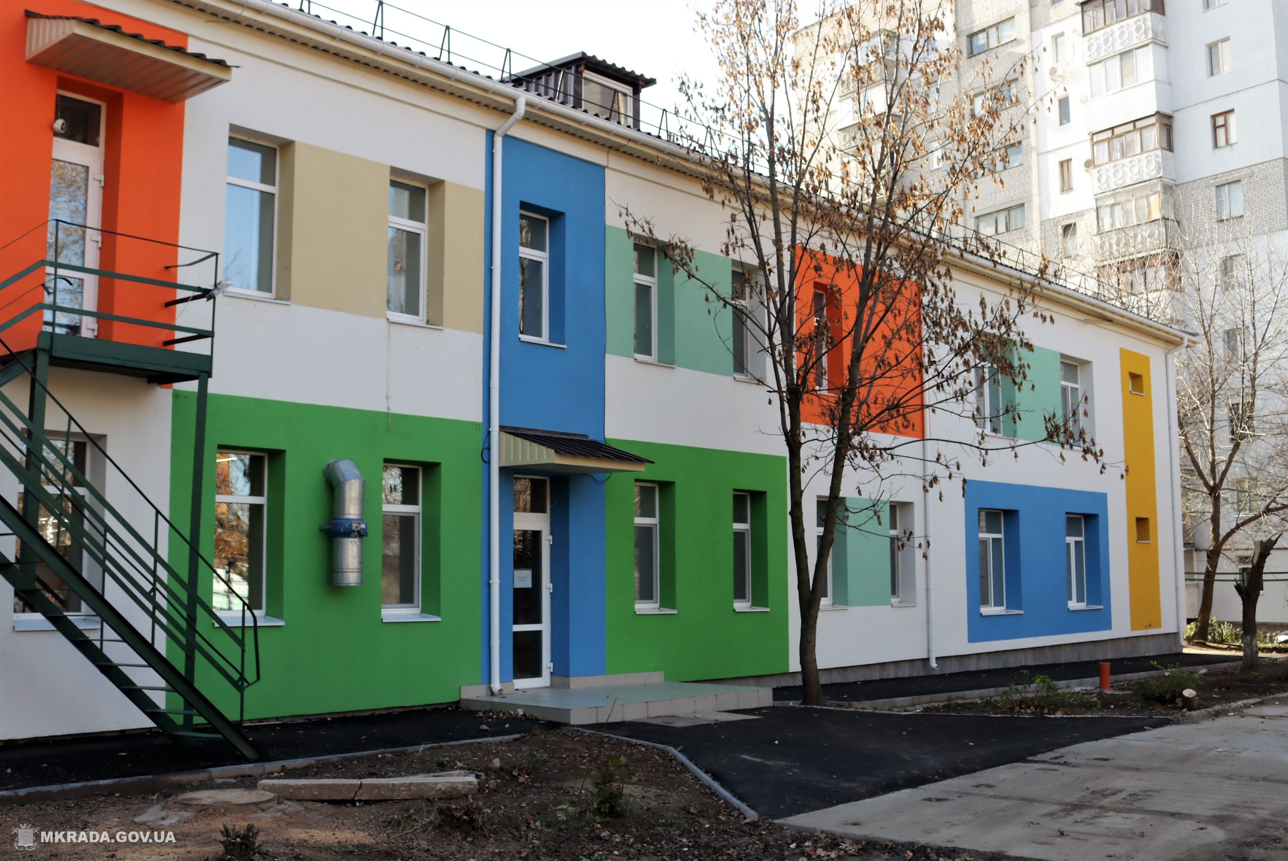 Мэрия Николаева отрапортовала о завершении ремонта фасада детсада, который длился 4 года (ВИДЕО)