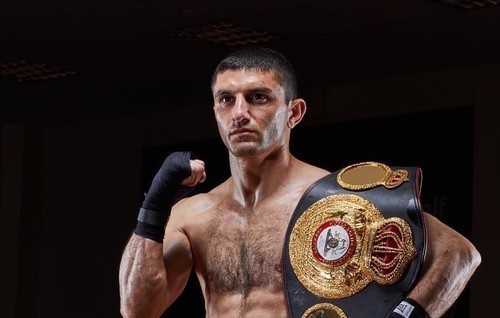 Украинский боксер в пятый раз стал чемпионом WBA в наилегчайшем весе