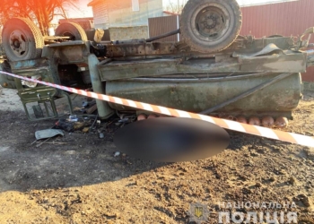 За Варваровкой на дороге в Сады перевернулся ЗИЛ и раздавил пешехода (ФОТО)
