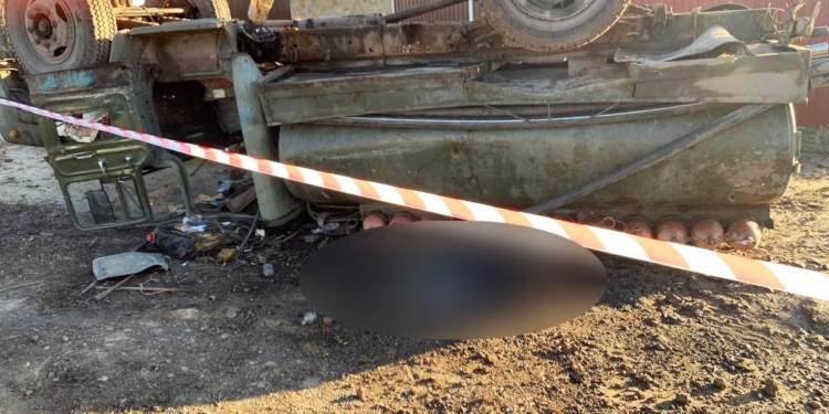 За Варваровкой на дороге в Сады перевернулся ЗИЛ и раздавил пешехода (ФОТО)