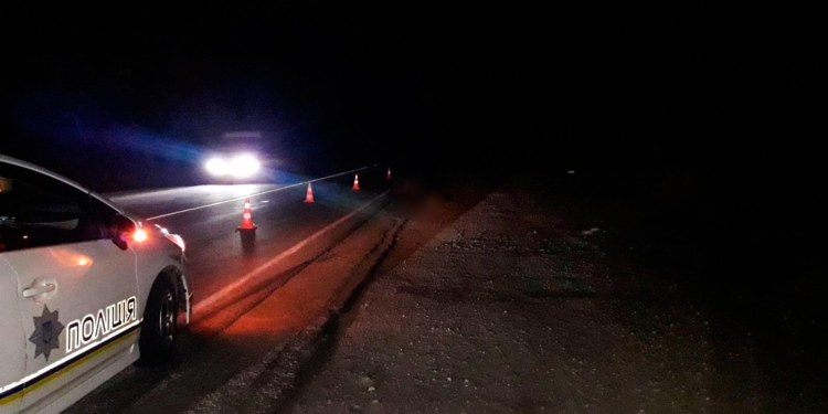 На Николаевщине на трассе машина сбила пешехода и уехала. Мужчина погиб на месте (ФОТО)