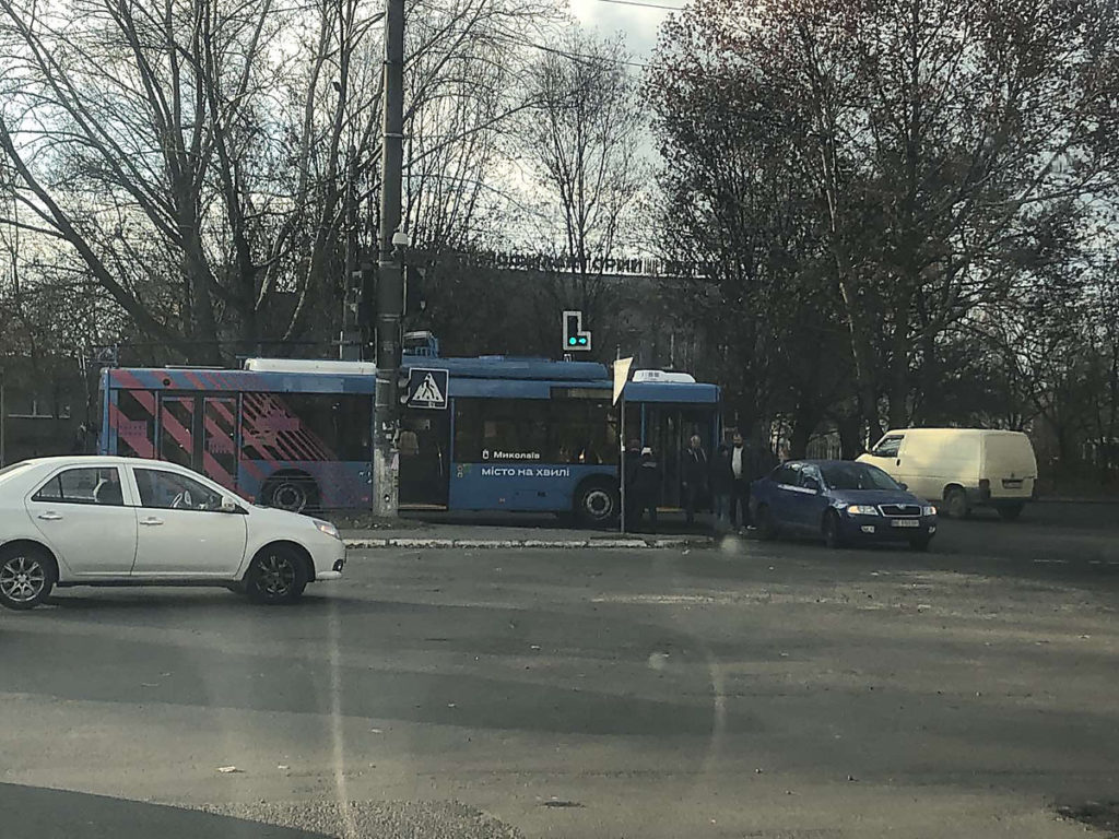 В Николаеве "обновили" в ДТП только что купленный троллейбус (ВИДЕО) 1