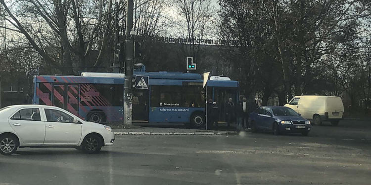 В Николаеве “обновили” в ДТП только что купленный троллейбус (ВИДЕО)