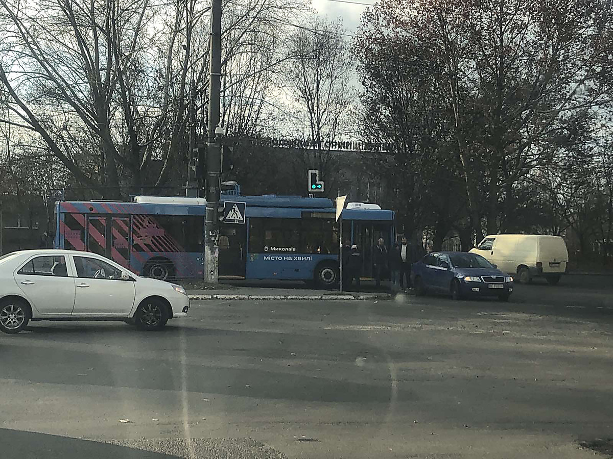 В Николаеве “обновили” в ДТП только что купленный троллейбус (ВИДЕО)