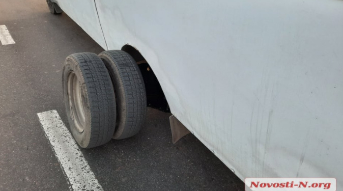 В Николаеве маршрутка на ходу потеряла колесо