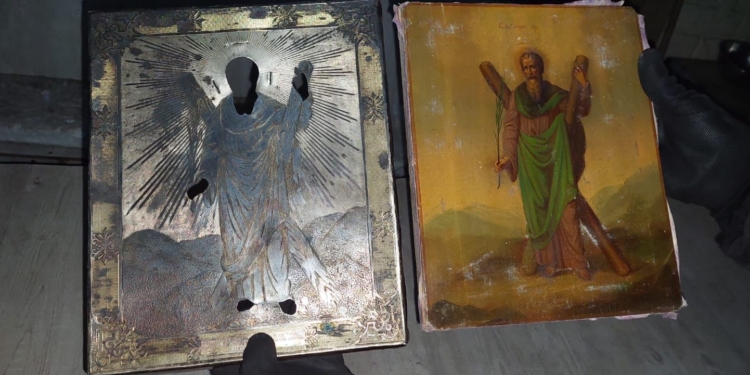 С панцирем на спине. Украинец пытался вывезти в РФ старинную икону, посуду с клеймом Фаберже и автограф Дали (ФОТО, ВИДЕО)