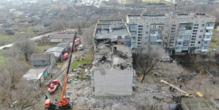 Под завалами дома в Новой Одессе обнаружили женщину без сознания (ФОТО)