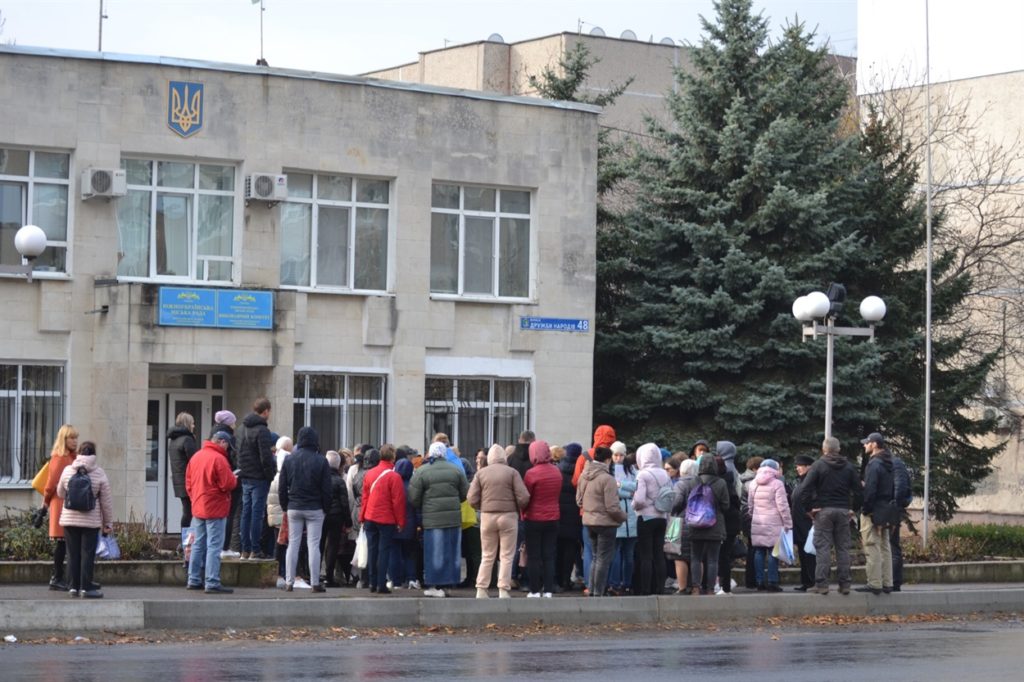 В Южноукраинске прошел митинг отстраненных от работы учителей без вакцинации 1