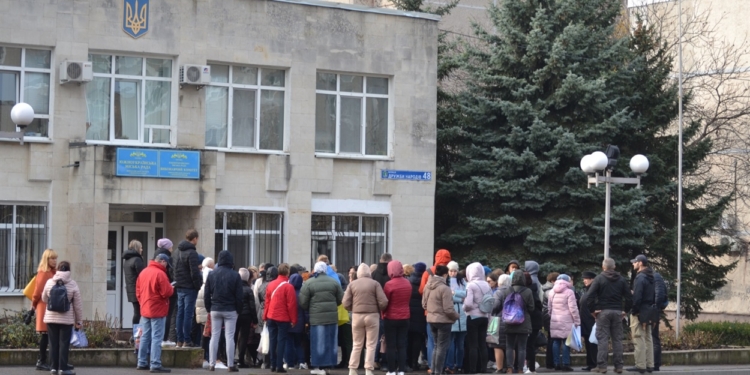 В Южноукраинске прошел митинг отстраненных от работы учителей без вакцинации