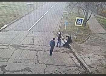 В центре города на Николаевщине отморозок ногами избил женщину (ВИДЕО)