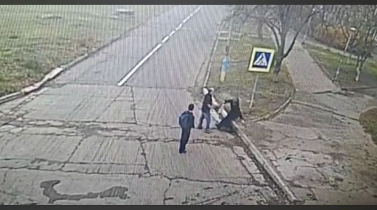 В центре города на Николаевщине отморозок ногами избил женщину (ВИДЕО)