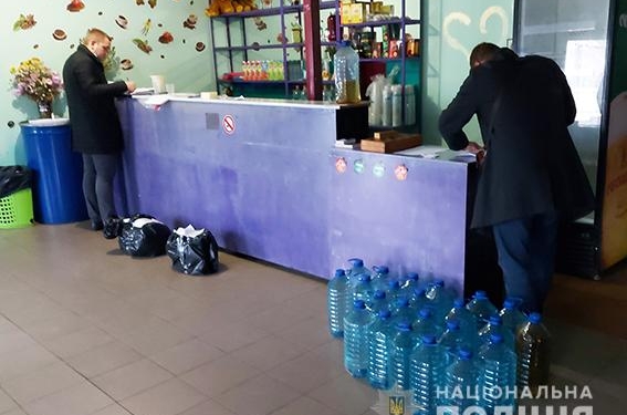 В Николаеве полиция изъяла 350 литров фальсифицированного алкоголя (ВИДЕО)