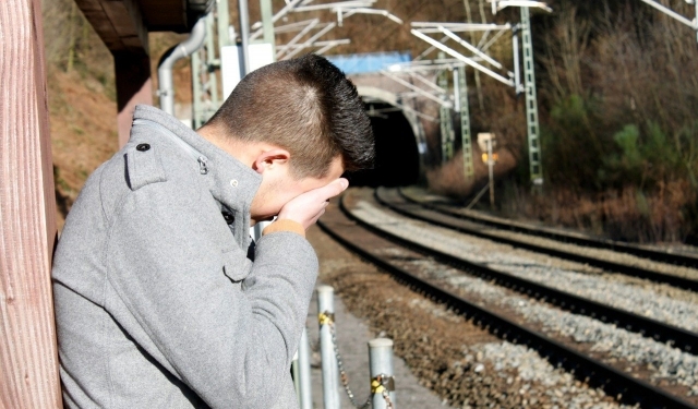 Жуть. Венгр лег под поезд, чтобы получить 2,8 млн. евро страховки. Теперь он без ног и без денег