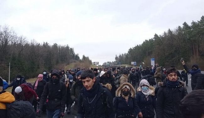 Огромная колонна “транзитных” беженцев в Беларуси идет к границе, в Польше объявили боевую готовность (ВИДЕО)