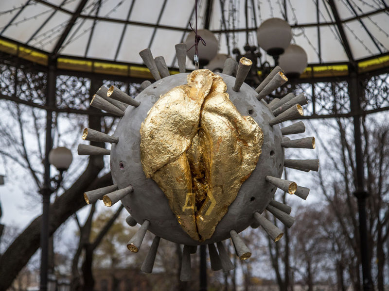 Пандемия домашнего насилия: в Одессе установили арт-объект в виде коронавируса с золотой вагиной