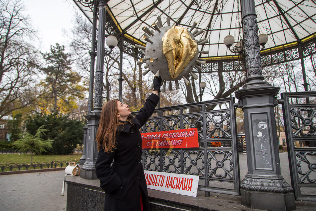 Пандемия домашнего насилия: в Одессе установили арт-объект в виде коронавируса с золотой вагиной 1