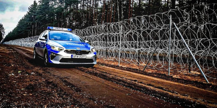 Белорусские пограничники ночью таранили колючую проволоку, чтобы расчистить путь мигрантам, – утверждает полиция Польши (ВИДЕО)