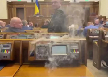 Техника не выдержала: в Раде загорелся пульт для голосования (ВИДЕО)