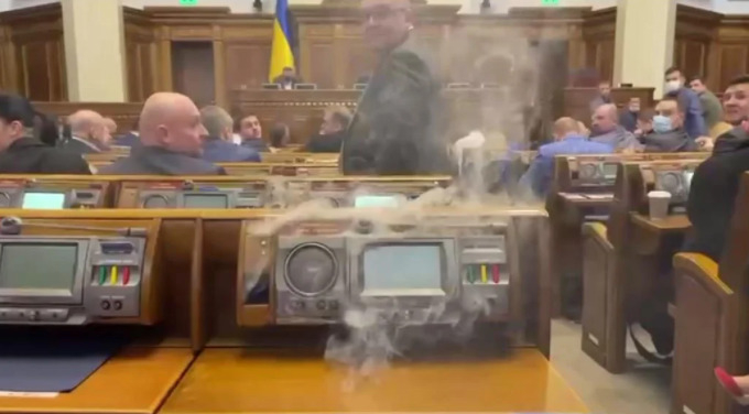 Техника не выдержала: в Раде загорелся пульт для голосования (ВИДЕО)