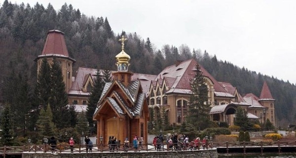 Юбилей Ермака в президентской резиденции в Карпатах: расследование СМИ и опровержения чиновников (ВИДЕО)