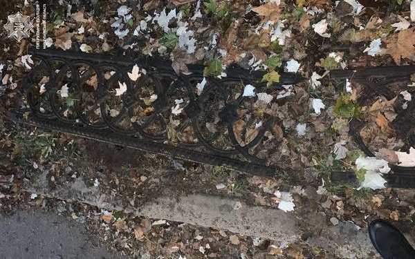 В Николаеве патрульные задержали мужчину, который ломал бульварное ограждение на пр.Центральном, намереваясь сдать его в металлолом (ФОТО)