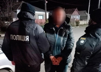 В Веселиново пьяный мужчина побил полицейского и повредил полицейское авто (ФОТО)