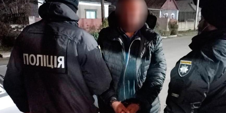 В Веселиново пьяный мужчина побил полицейского и повредил полицейское авто (ФОТО)