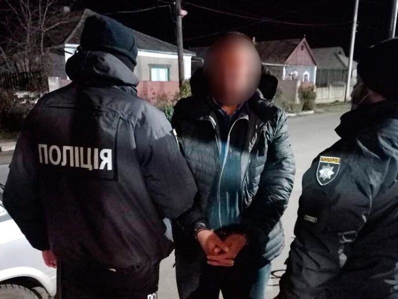 В Веселиново пьяный мужчина побил полицейского и повредил полицейское авто (ФОТО)