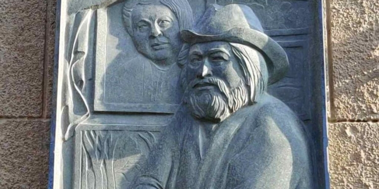 Поврежденная установкой кондиционера мемориальная доска художнику Вайнштоку в Николаеве отреставрирована (ФОТО)