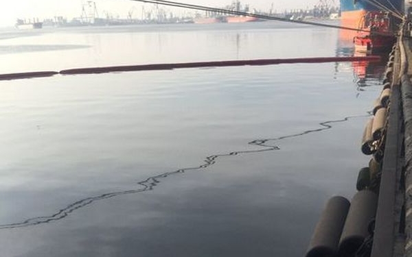 В порту Николаева аварийно разлилось растительное масло – очистили 3 тыс.кв.м акватории (ФОТО)