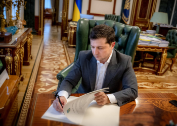 Зеленский подписал закон об олигархах