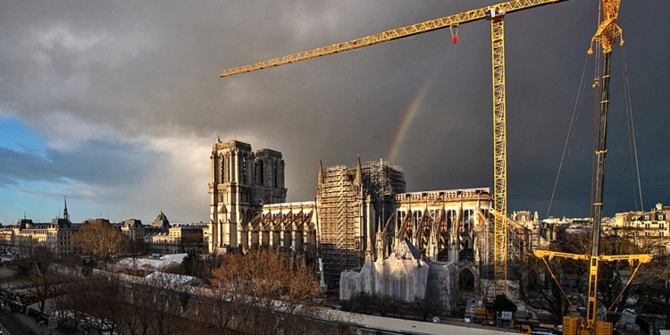 Во Франции вспыхнул конфликт из-за интерьеров собора Нотр-Дам – проект обновления называют «политкорректным Диснейлендом»