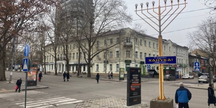 В Николаеве неизвестные вандалы повредили Ханукию (ФОТО)