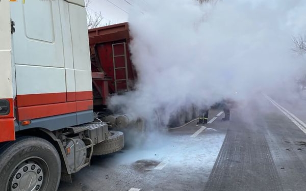 На Николаевщине тушили тормозные колодки фуры – спасатели успели вовремя (ФОТО)