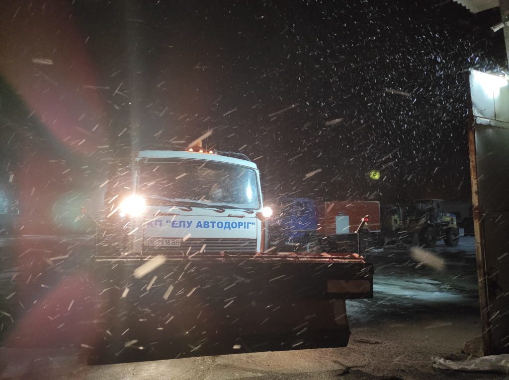 В Николаеве с 5 часов утра работают 9 единиц техники - обрабатывают дороги от гололеда (ФОТО) 1