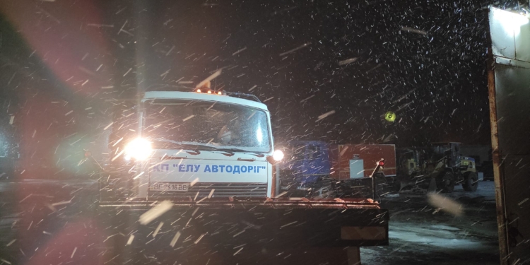 В Николаеве с 5 часов утра работают 9 единиц техники – обрабатывают дороги от гололеда (ФОТО)