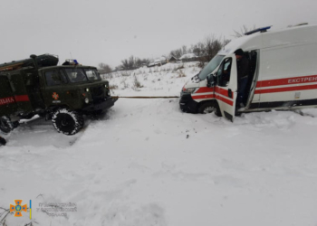 Спасатели Николаевщины помогли скорой помощи добраться до больных и сопроводили ее в больницу (ФОТО)
