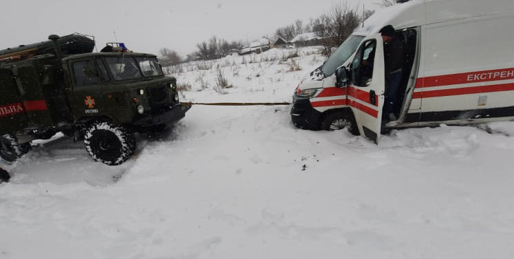Спасатели Николаевщины помогли скорой помощи добраться до больных и сопроводили ее в больницу (ФОТО)