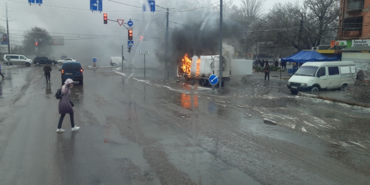 На ул.Космонавтов в Николаеве сгорел микроавтобус (ВИДЕО)