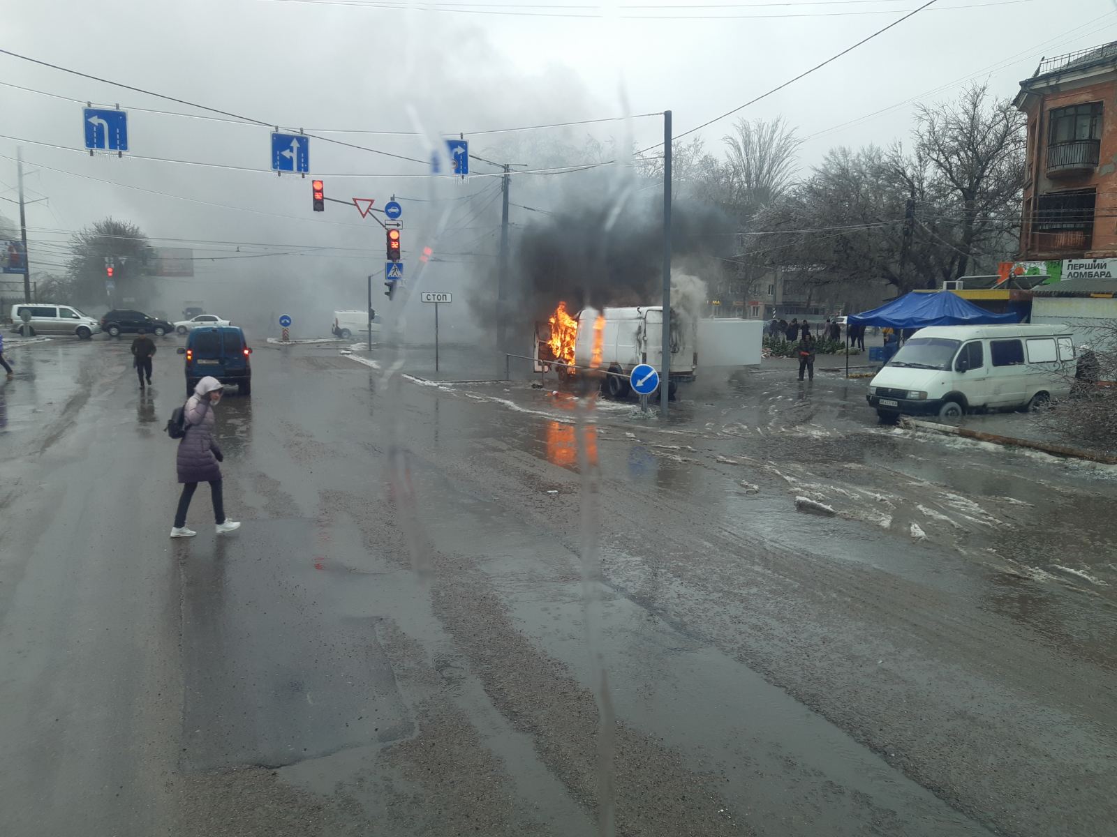 На ул.Космонавтов в Николаеве сгорел микроавтобус (ВИДЕО)