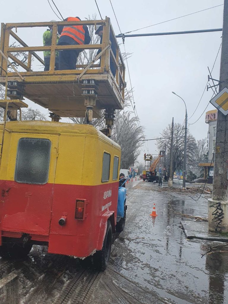 В Николаеве - более 10 обрывов контактной сети городского электротранспорта: ремонтники работают (ФОТО) 2