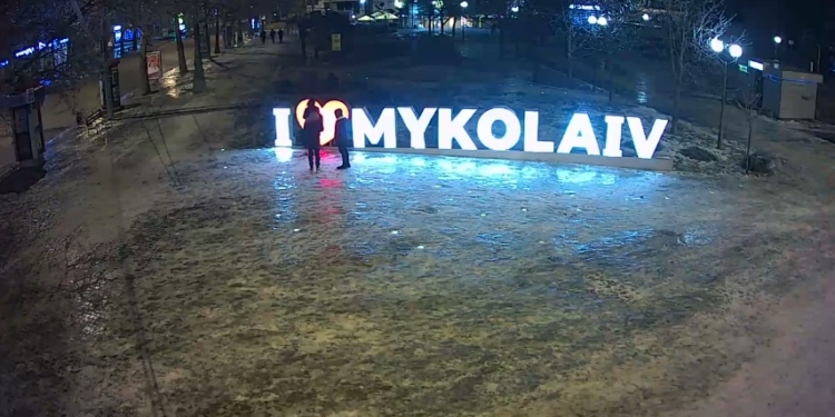 Когда неймется: ночью в Николаеве опять повредили арт-объект «I love Mykolaiv» (ВИДЕО)