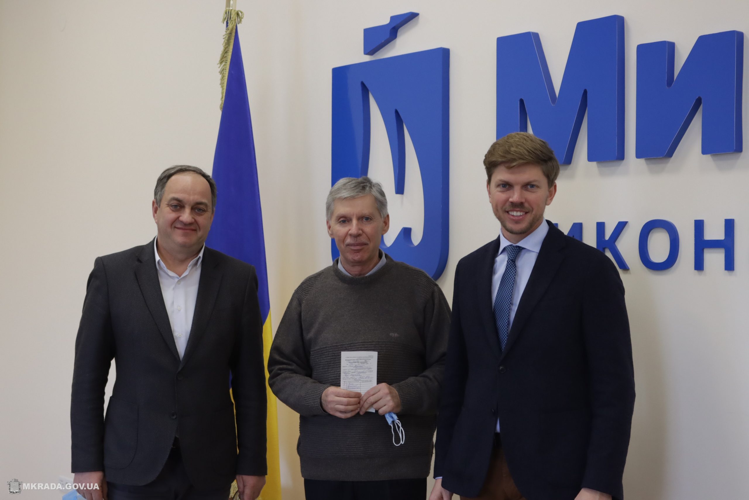 В Николаеве вручили ордер на квартиру врачу скорой с 30-летним стажем