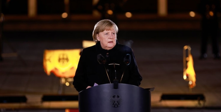 Ангелу Меркель проводили под христианский гимн и вальс панк-иконы (ВИДЕО)