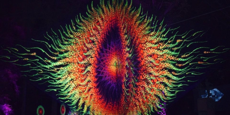 Чтобы создать настроение в самое темное время года: финский город захватили световые инсталляции (ВИДЕО)