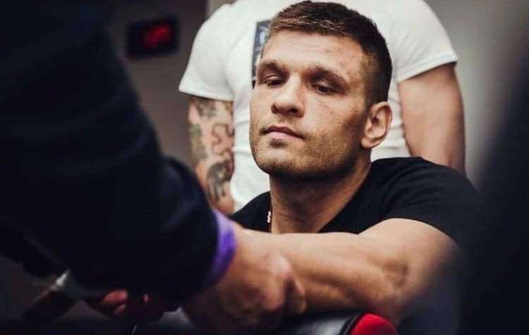 Николаевский боксер Деревянченко решением большинства судей уступил доминиканцу Адамесу