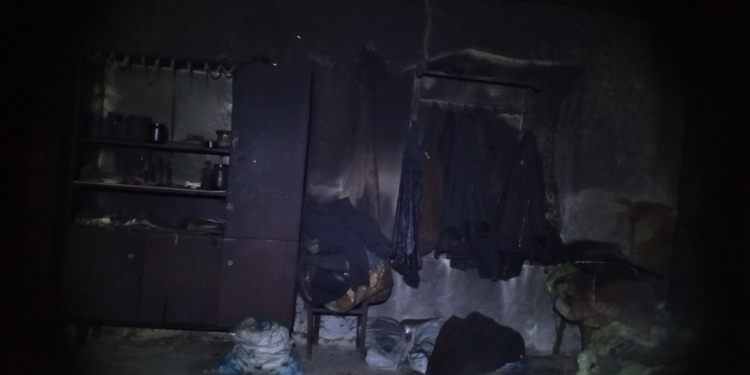 Выпил, закурил, уснул. В Парутино обгорел мужчина – он выполз из горящего дома (ФОТО)