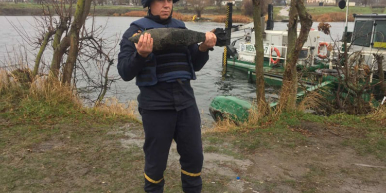 На Николаевщине река «подарила» 5 минометных мин (ФОТО)